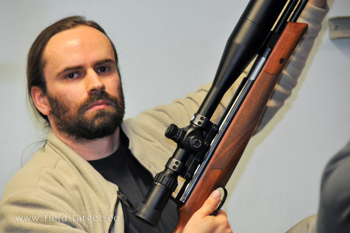 Elmeti sügav pilk väljendab tema pühendumust